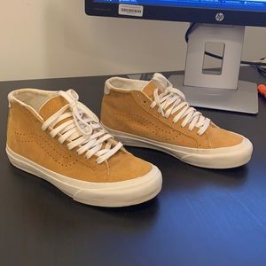 Vans women’s Tan suede chukka. Size 5.5